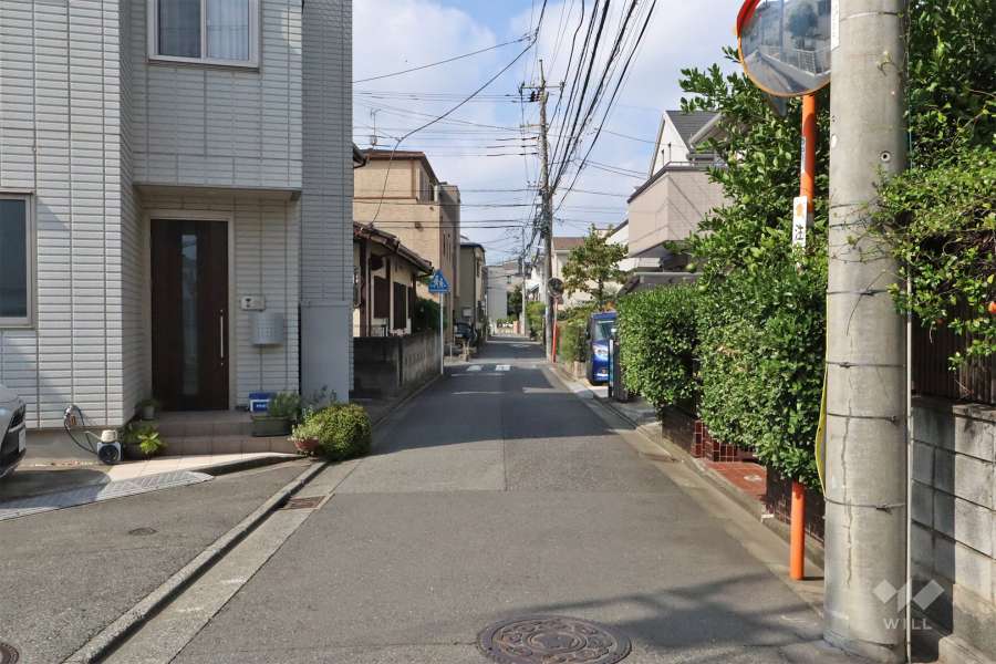 敷地北側の前面道路（東側から）