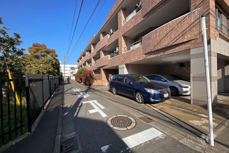 敷地南側の前面道路（東側から）