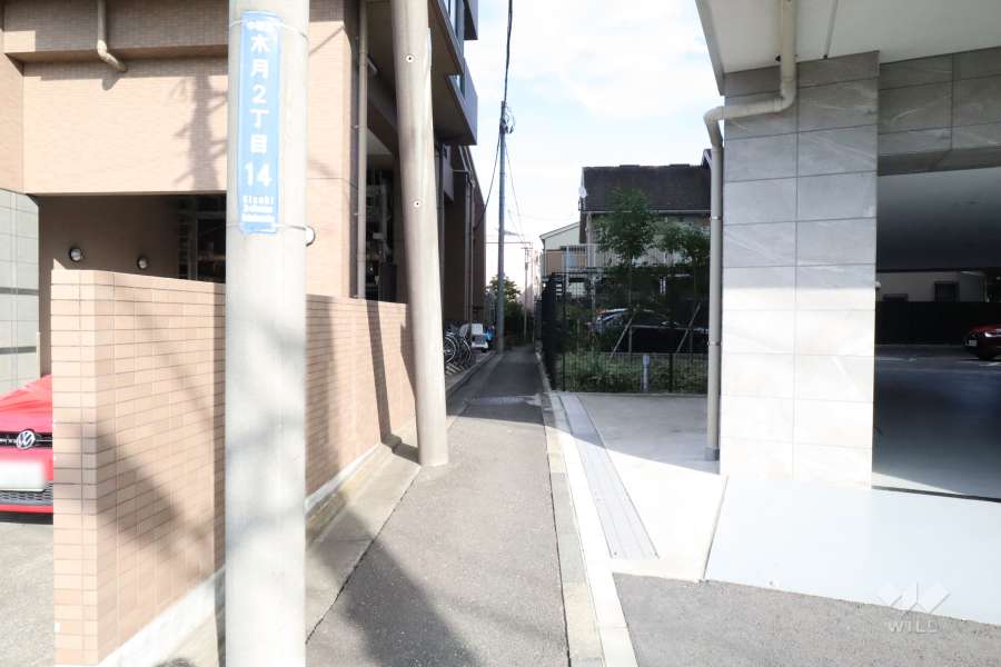敷地南側の前面道路（西側から）