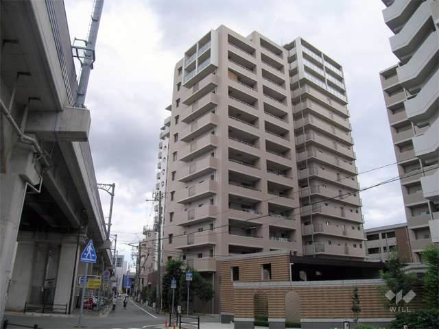 ロイヤル西宮今津駅前の外観（北西側から）　すぐ北側には阪神本線の高架橋があります。