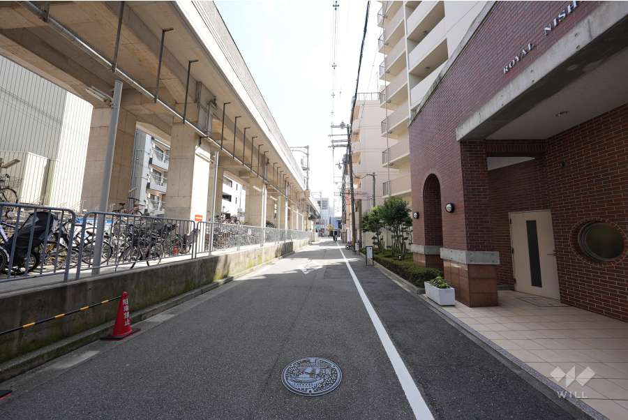 敷地北側の前面道路（西側から）