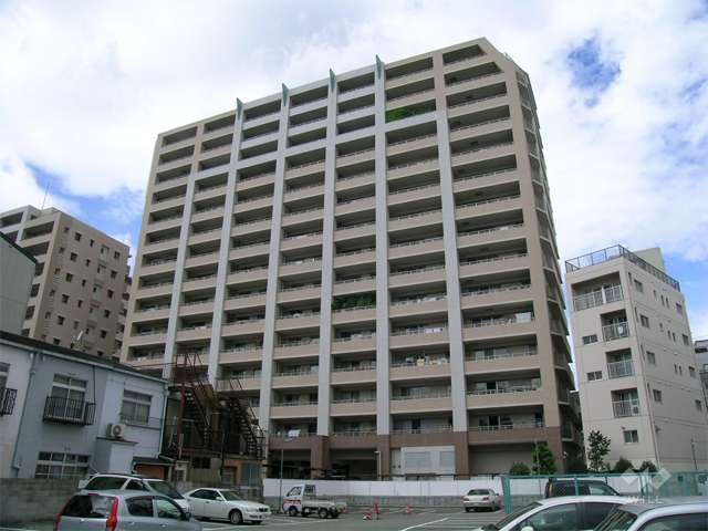 ロイヤル西宮今津駅前の外観（南側から）