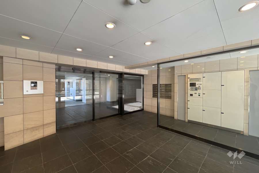 エントランスはオートロックと宅配ボックス付きです。