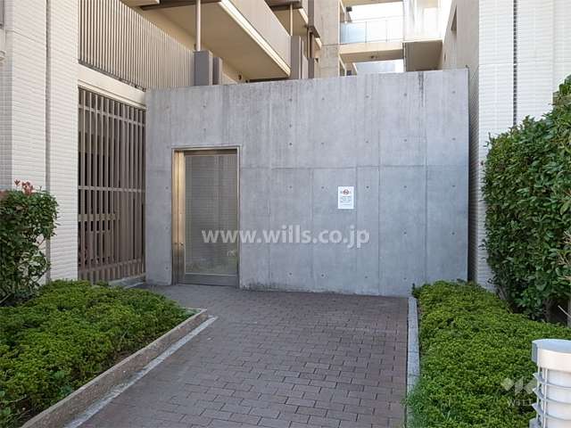 駐輪場入口（扉付き）