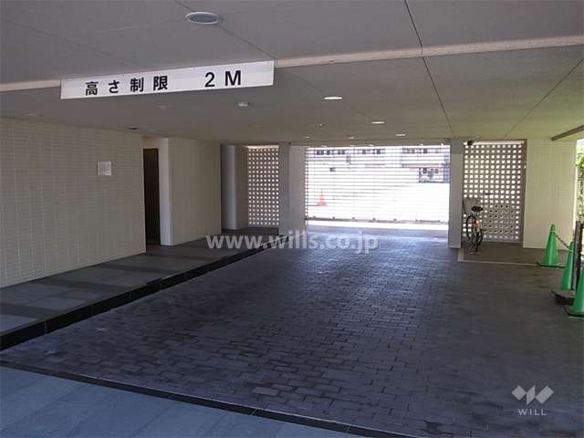 敷地内駐車場の入口にはリングシャッターが設置されています。（入口横には来客用駐車場もあります。）