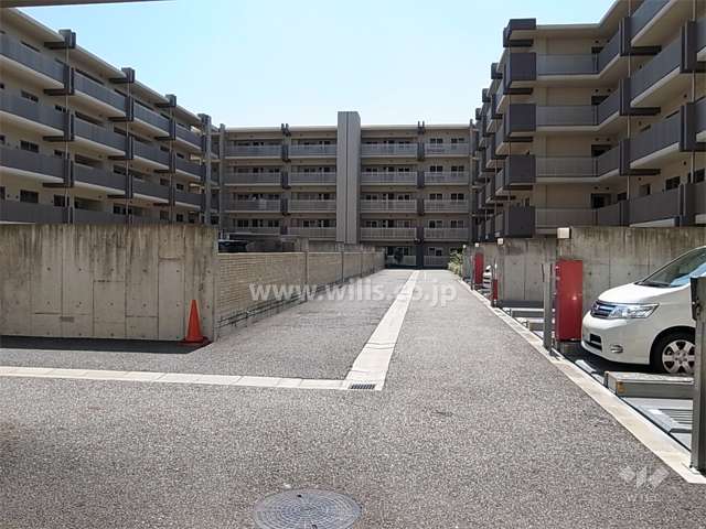 敷地中央にある敷地内駐車場