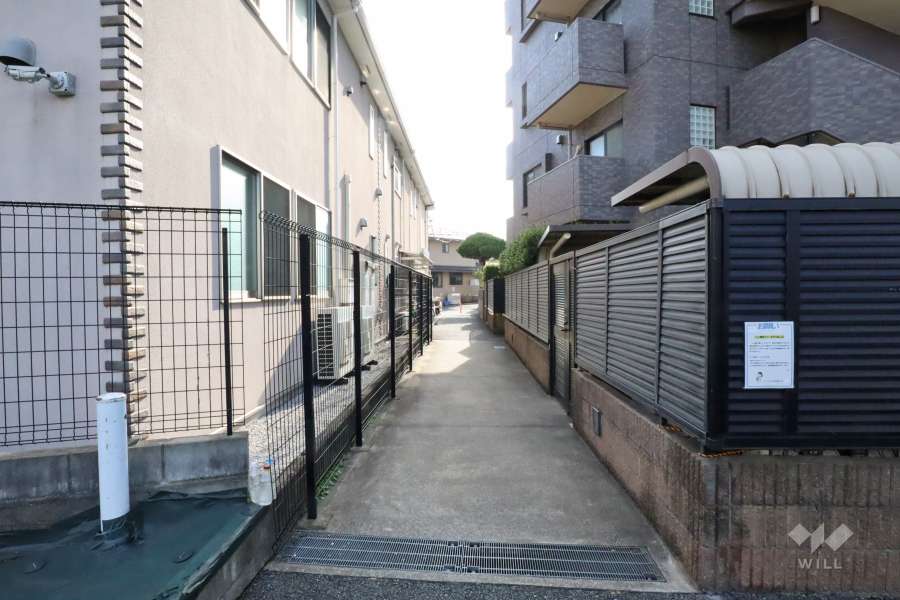 敷地南東側の前面通路(北東側から)