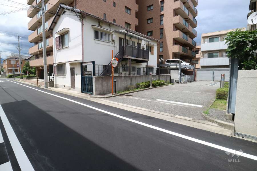 駐車場の出入り口（東側）