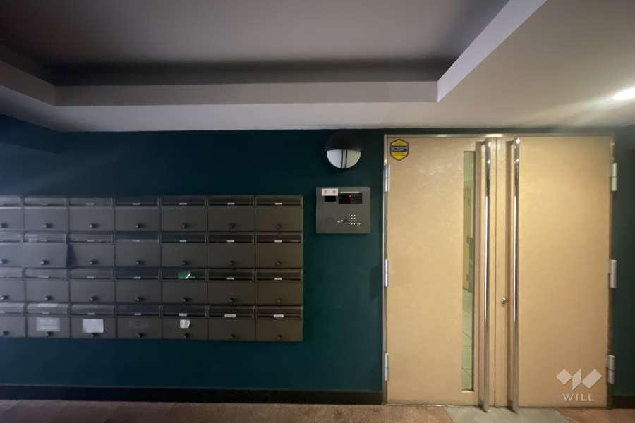 エントランスはオートロック付きです。