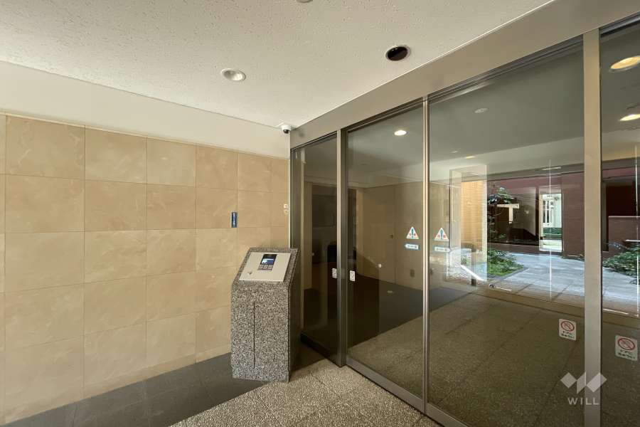 エントランスはオートロック付きです。