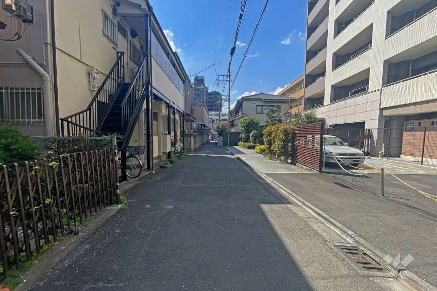 敷地南側の前面道路（東側から）