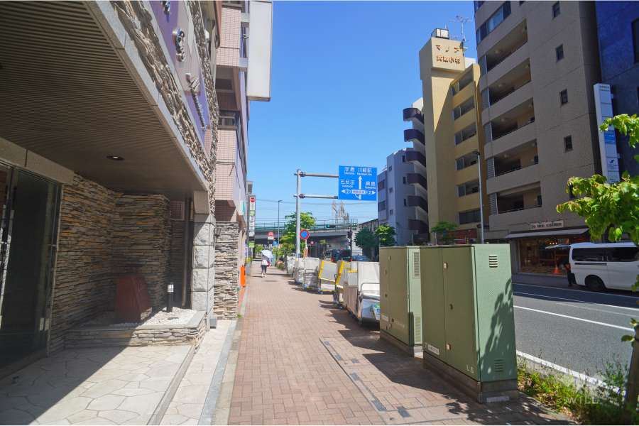 敷地南側の前面道路（西側から）