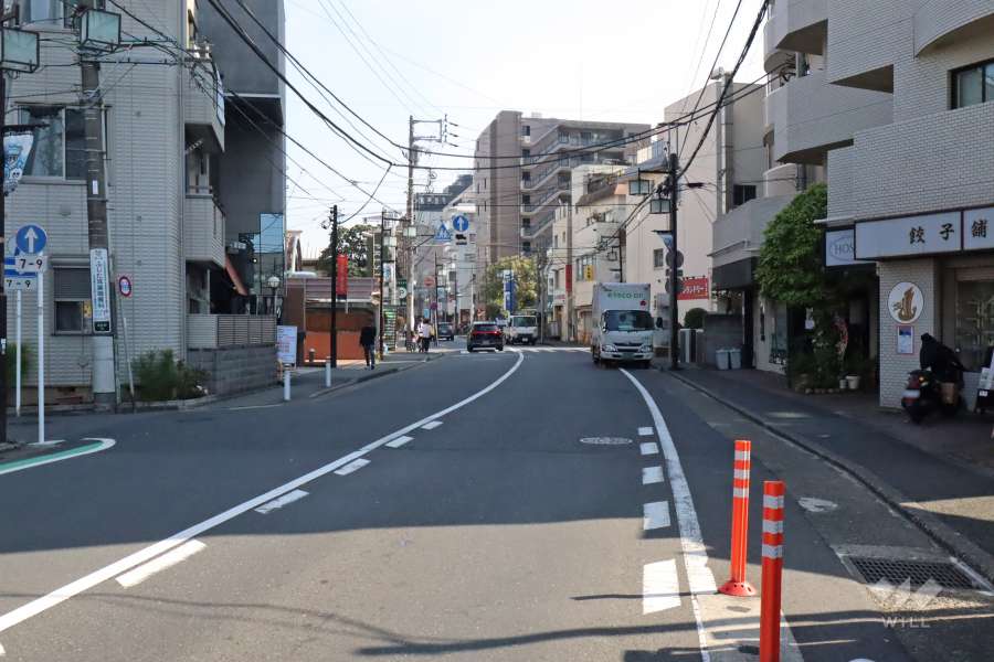 敷地北側の前面道路(西側から)