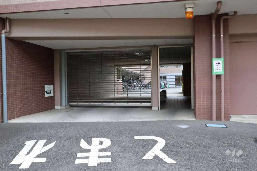 駐車場の出入り口（リングシャッター付き）・駐輪場の出入り口　