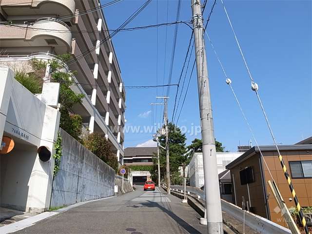 敷地東側の前面道路。小高い丘の上にあります。