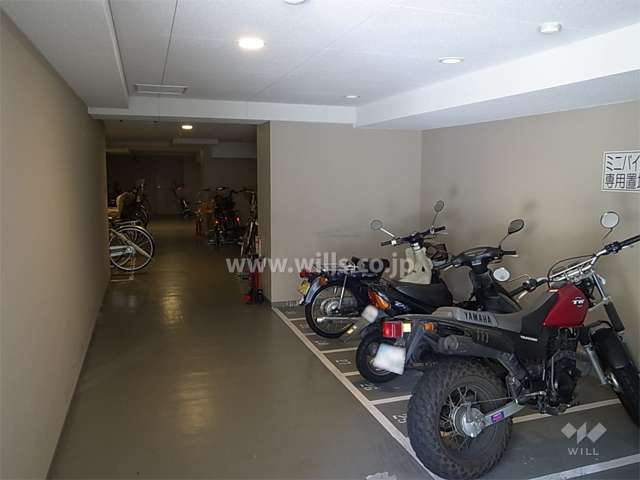 屋内にあるバイク置き場と駐輪場