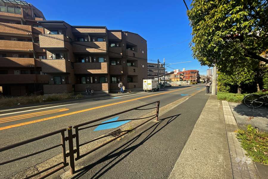 敷地南西側の前面道路（南東側から）