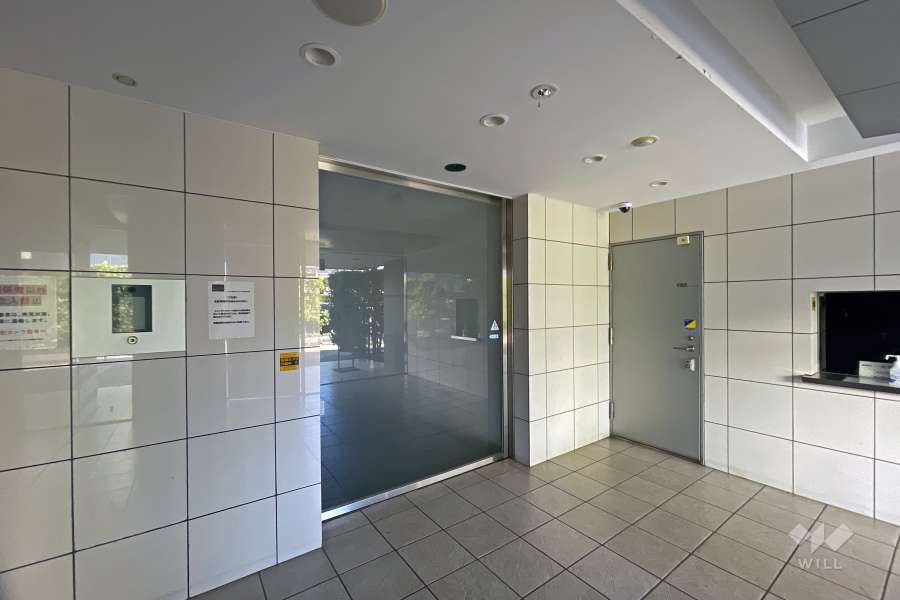 エントランスはオートロック付きです。