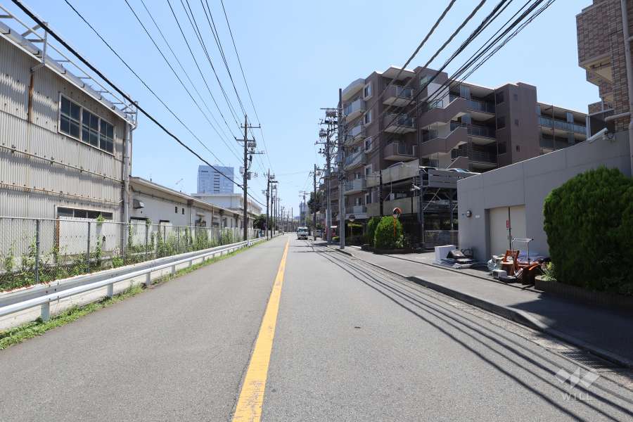敷地北側の前面道路(西側から)