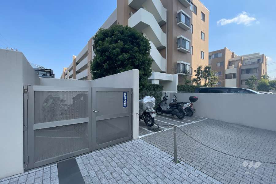 駐輪場とバイク置き場