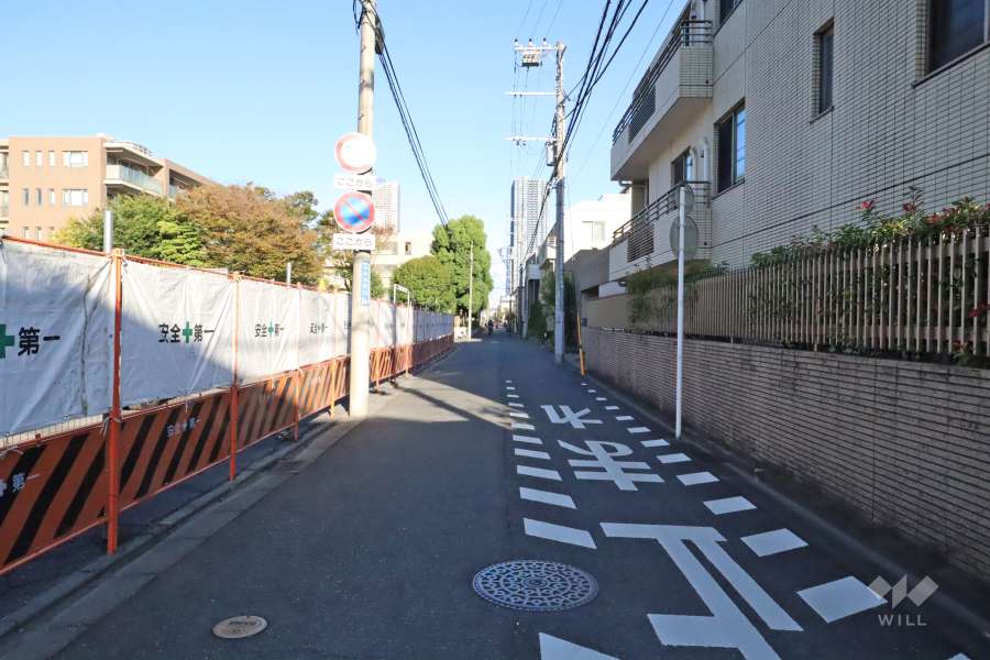 敷地北側の前面道路(西側から)