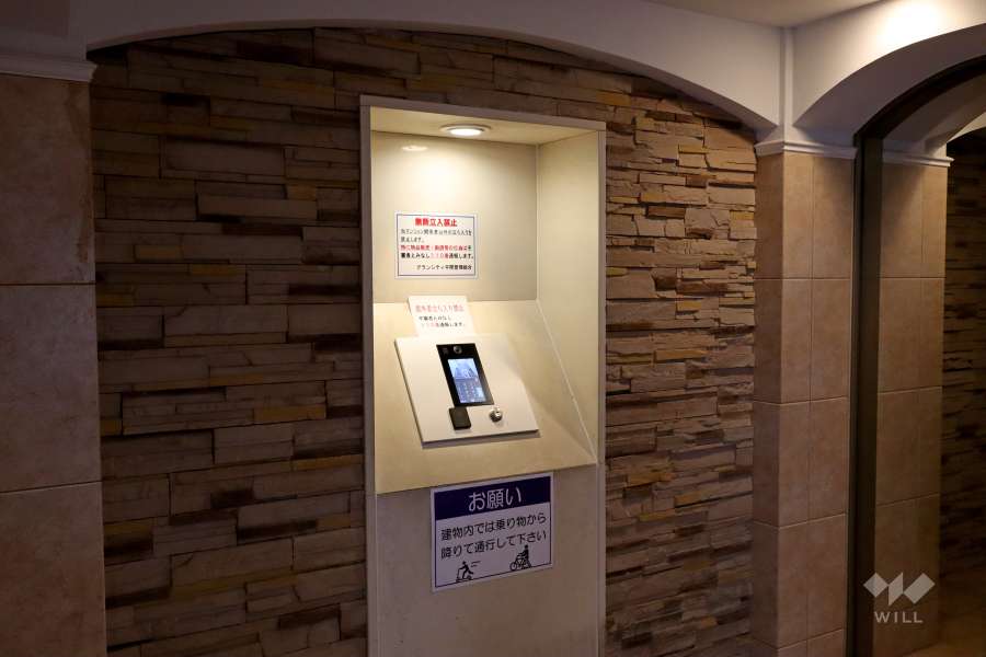 エントランスはオートロック付きです。