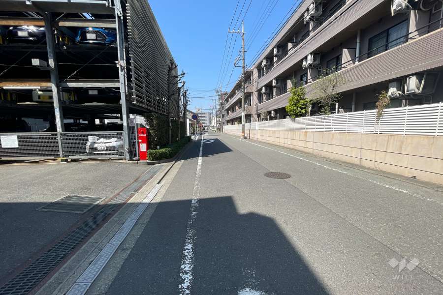 敷地北側の前面道路（東側から）