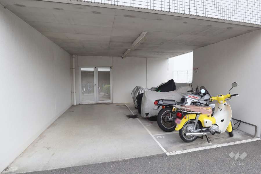 屋内に設けられたバイク置き場