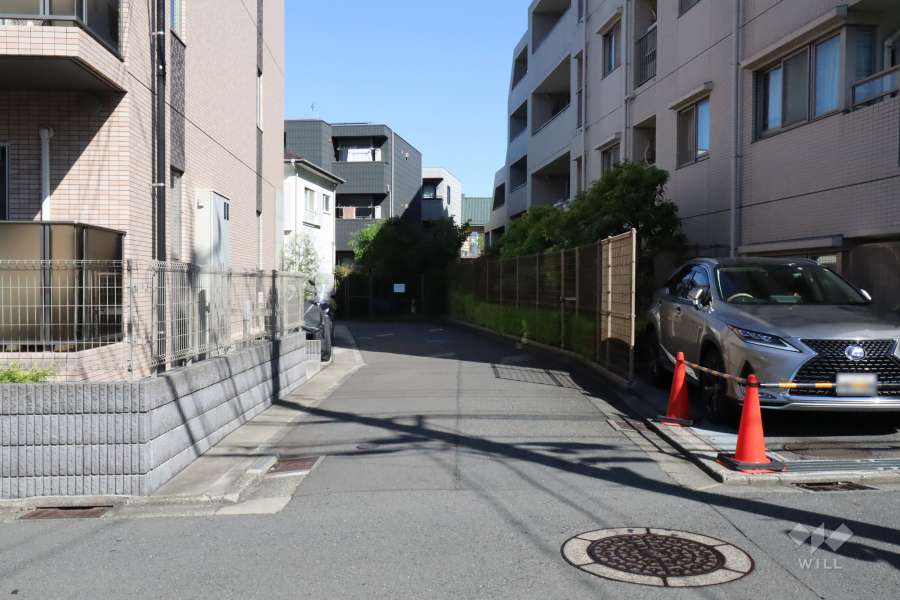 敷地西側の前面道路(南側から)