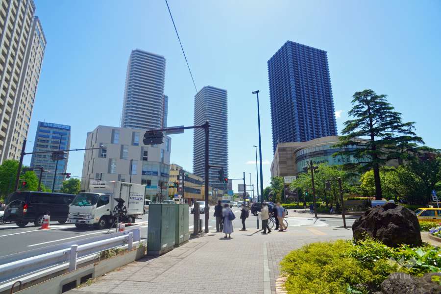 敷地南東側の前面道路（北東側から）