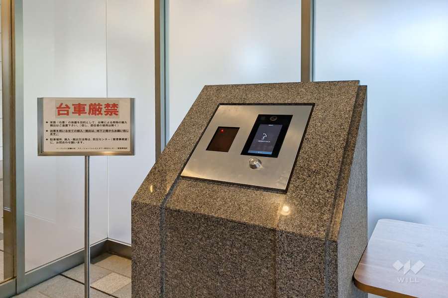 エントランスはオートロック付きです。　
