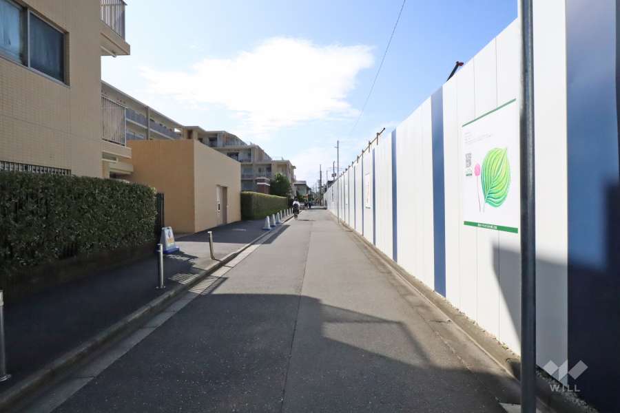 敷地北側の前面道路（東側から）