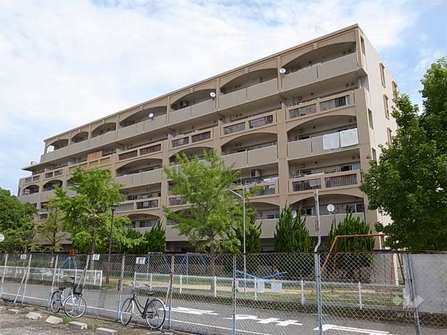 シャルマンフジ　エミュゼ甲子園の外観（南側から）