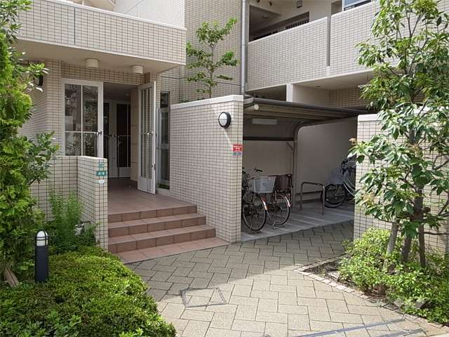 西側のエントランス（敷地の南東、北西の2方が接道しています。）