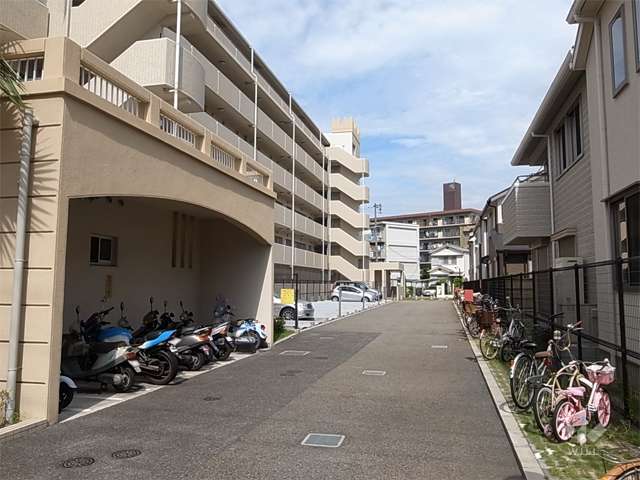 敷地内駐車場とバイク置き場