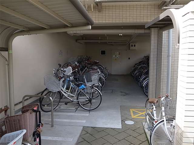 西側のエントランス横にある駐輪場