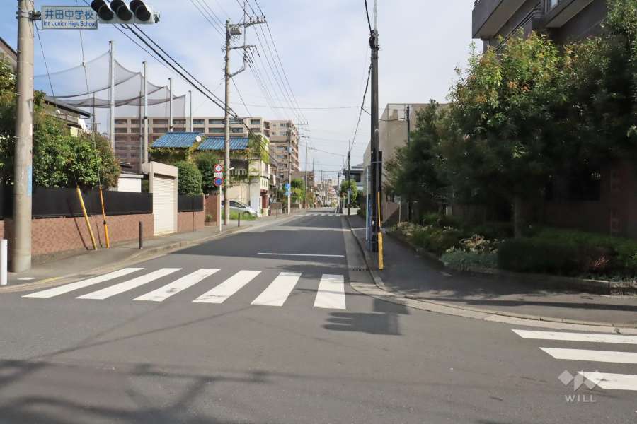 敷地北側の前面道路(西側から)