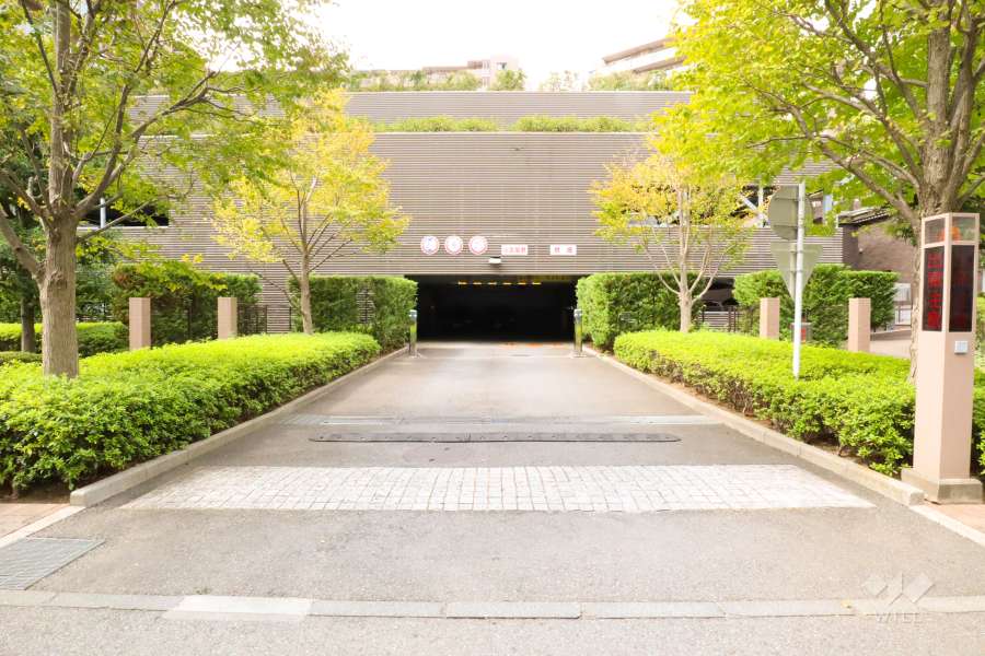 南東側駐車場の出入り口（ロボットゲート付き）