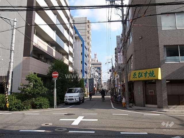 敷地南側の前面道路。周辺は住宅の他、店舗や事務所が混在する商業地です。