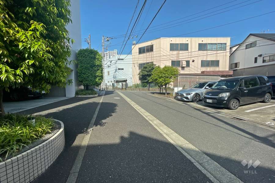 敷地北側の前面道路（東側から）