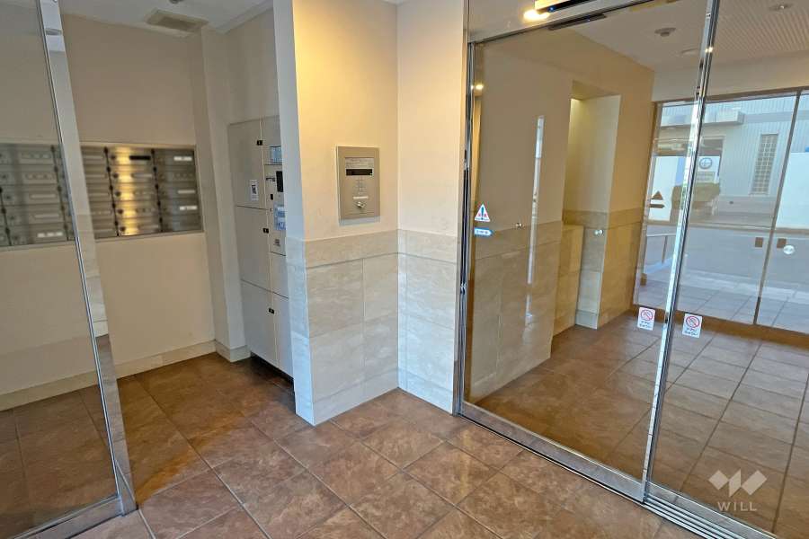 エントランスはオートロック付きです。