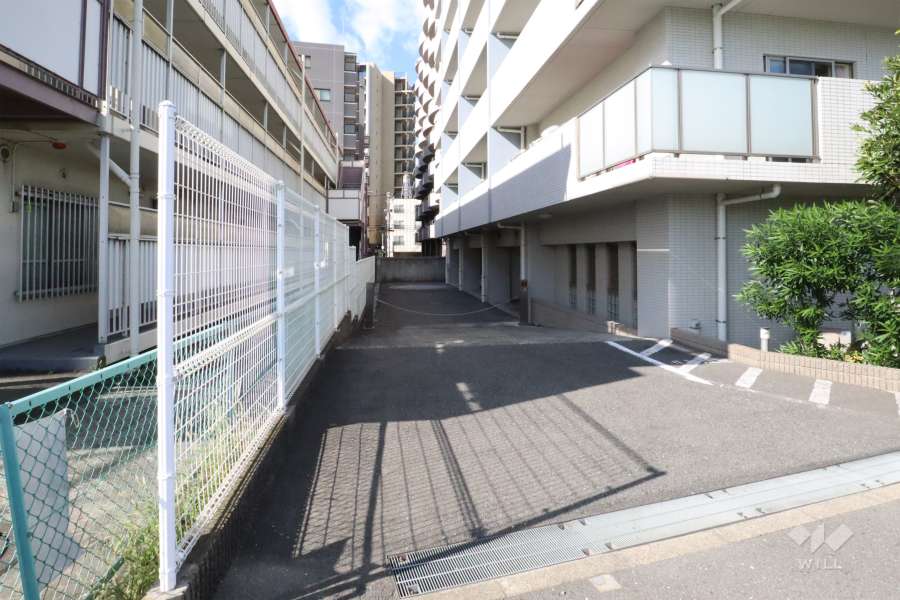 駐車場の出入り口（ロボットゲート付き）