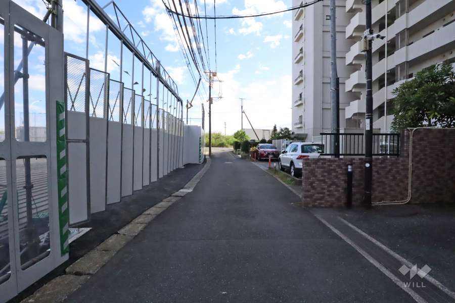 敷地北西側の前面道路(南西側から)