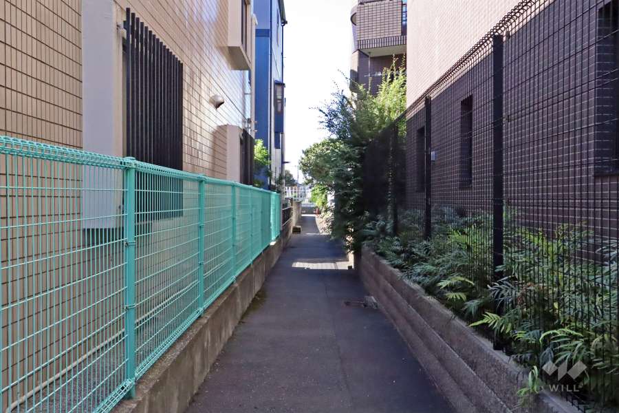 敷地南側の通路（東側から）