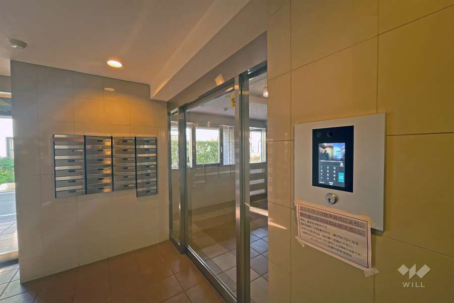 エントランスはオートロック付きです。