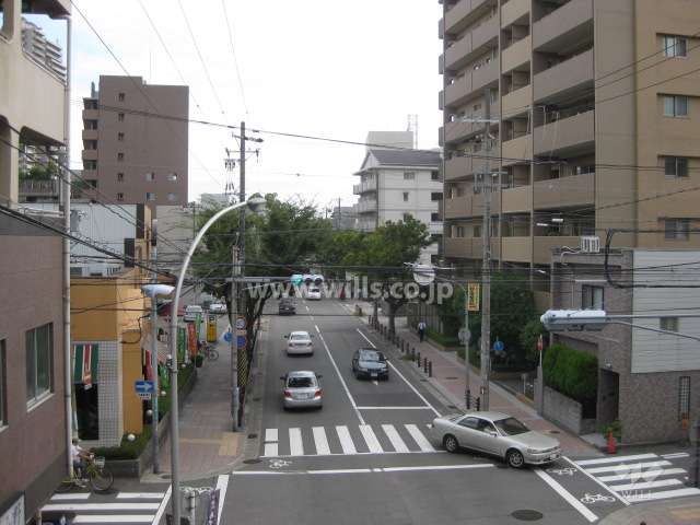 マンション東側の前面道路