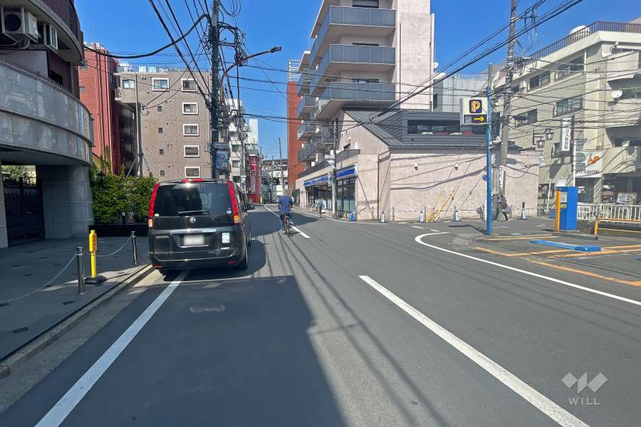 敷地東側の前面道路（南側から）