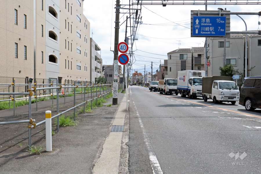 敷地東側の前面道路は府中街道です(南側から)。