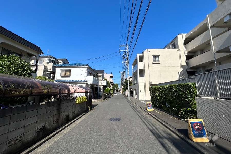 敷地北側の前面道路(東側から)
