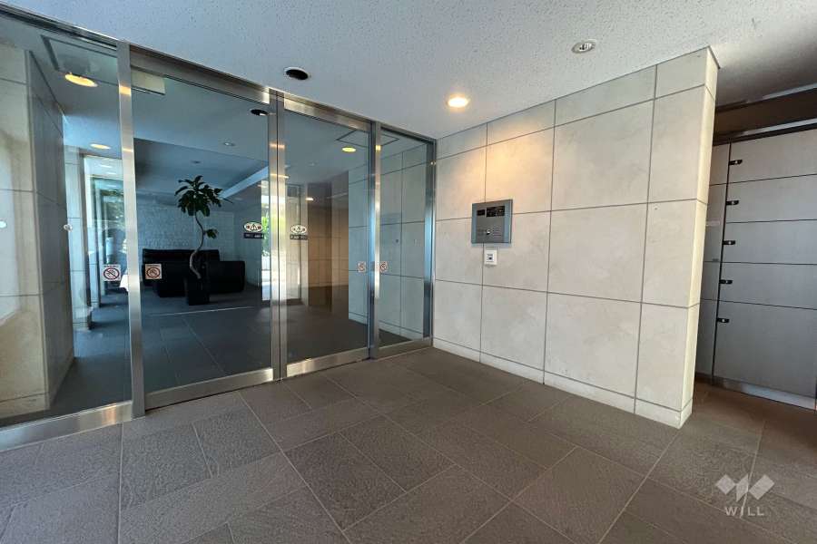 エントランスはオートロック付きです。